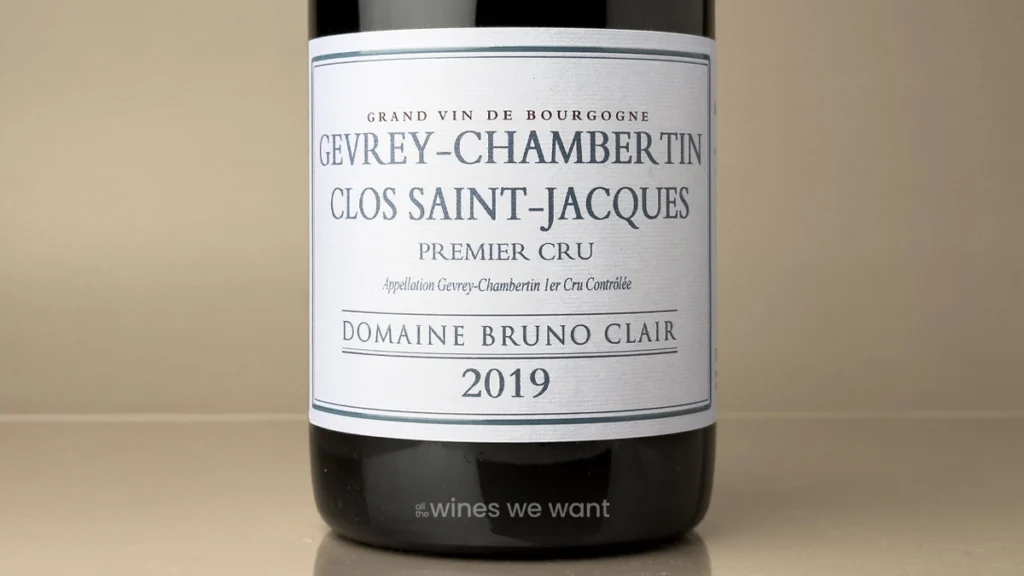 บนฉลาก Premier Cru จะไม่ได้มีแค่ชื่อหมู่บ้านเดี่ยว ๆ อีกต่อไป เพราะส่วนมากจะมีการระบุชื่อแปลงองุ่นที่เฉพาะเจาะจงควบคู่ลงไปด้วย เพื่อบอกให้รู้ว่าไวน์ขวดนั้น ๆ ผูกโยงกับแปลงองุ่นที่ระบุไว้บนฉลากโดยตรง เช่น Gevrey-Chambertin 1er Cru Clos Saint-Jacques