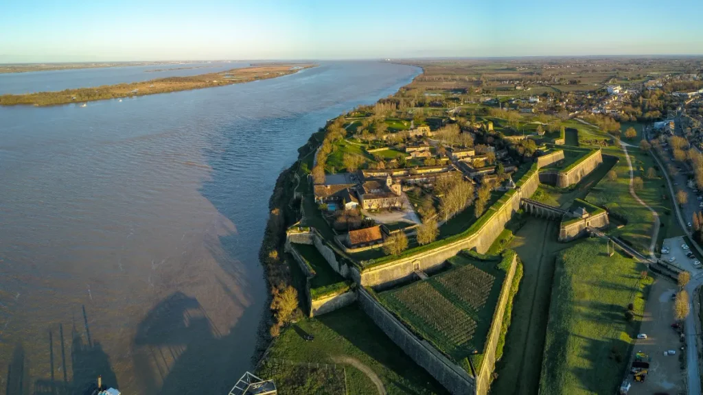 ปากแม่น้ำฌีรงด์ (Gironde Estuary) ซึ่งเกิดจากการบรรจบกันของแม่น้ำการอน (Garonne) และ แม่น้ำดอร์ดอญ (Dordogne)